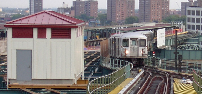 R-40M (L) train wrong-railing up towards Broadway Junction (L), having just left Atlantic Av (L). Photo by Brian Weinberg, 6/30/2002. (178k) PDRM0074a.jpg