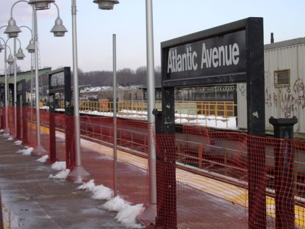 Platform @ Atlantic Ave (L). Photo taken by Brian Weinberg, 12/29/2002. (76k)