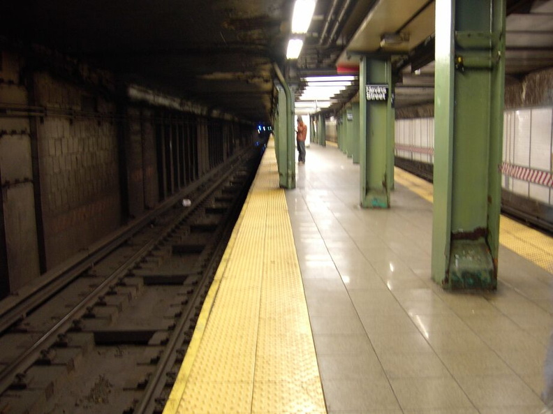 NB platform @ Nevins St. Photo taken by Brian Weinberg, 12/29/2002. (86k)