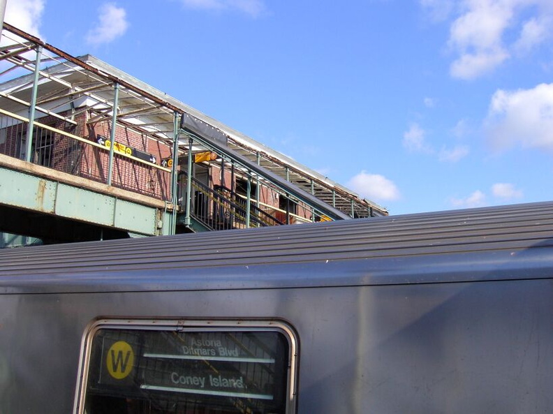 Looking up at the crossover/crew building from the (W) platform.  Photo by Brian Weinberg, 11/27/2002. (84k)