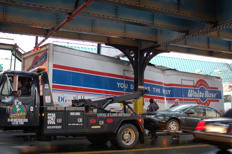 A tractor ripped up his trailer under the elevated subway tracks @ 231 St (1) - A tractor ripped up his trailer under the elevated subway tracks @ 231 St (1) DSC_9460.jpg