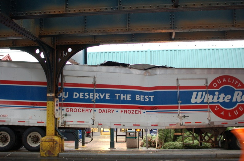 A tractor ripped up his trailer under the elevated subway tracks @ 231 St (1) - A tractor ripped up his trailer under the elevated subway tracks @ 231 St (1) DSC_9463.jpg