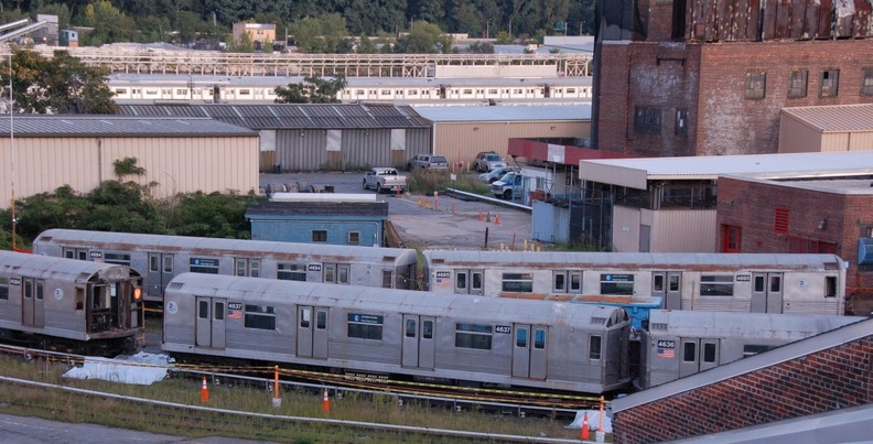 R-42 4637, 4636, 4694, and 4695 @ 207 St Yard. Cars are being prepared for reefing. - R-42 4637, 4636, 4694, and 4695 @ 207 St Yard. Cars are being prepared for reefing. DSC_2037a.jpg