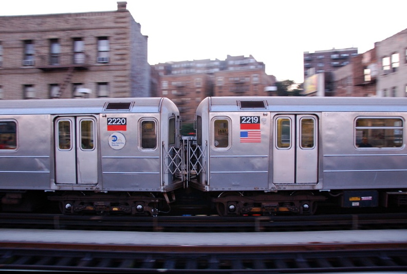 R-62A 2220 and 2219 @ 215 St (1). Note that the lead five cars are R-62A singles. The trailing five cars (shown) are a 5-car linked set of R-62A cars. - R-62A 2220 and 2219 @ 215 St (1). Note that the lead five cars are R-62A singles. The trailing five cars (shown) are a 5-car linked set of R-62A cars. DSC_2044b.jpg