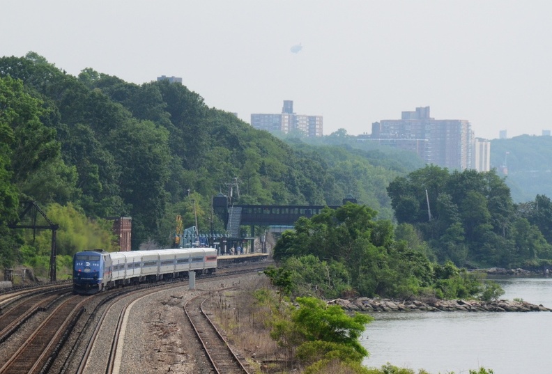 Metro-North P32AC-DM 212 @ Riverdale (Hudson Line). - Metro-North P32AC-DM 212 @ Riverdale (Hudson Line). D7K_2676a.jpg
