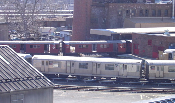 R-33ML 9218 &amp; 9219 &amp; R-42 4642 @ 207 St Yard. Photo taken by Brian Weinberg, 3/23/2003.