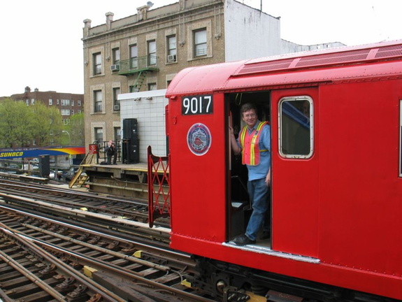 R-33ML 9017 @ 238 St (MOD Trip).