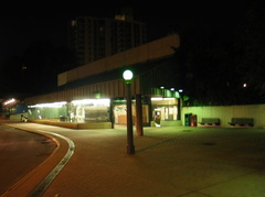 Station house @ Roosevelt Island (F). Photo taken by Brian Weinberg, 5/30/2004.