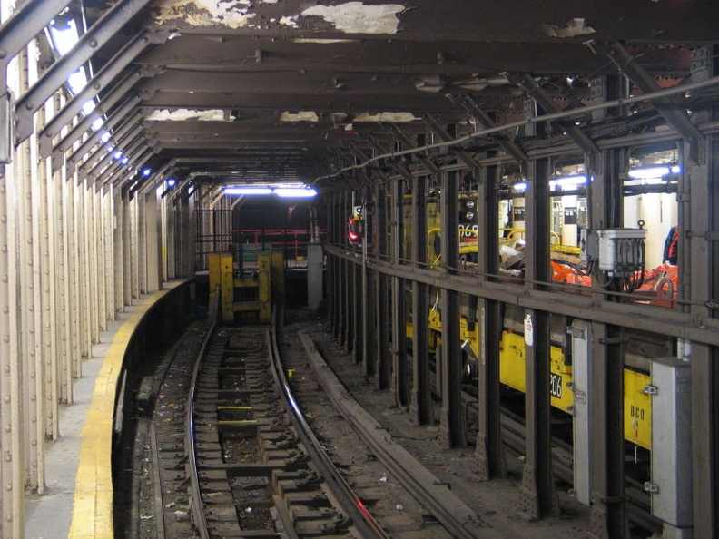 R-47 069 @ Times Square (Shuttle). Photo taken by Brian Weinberg, 12/19/2004.