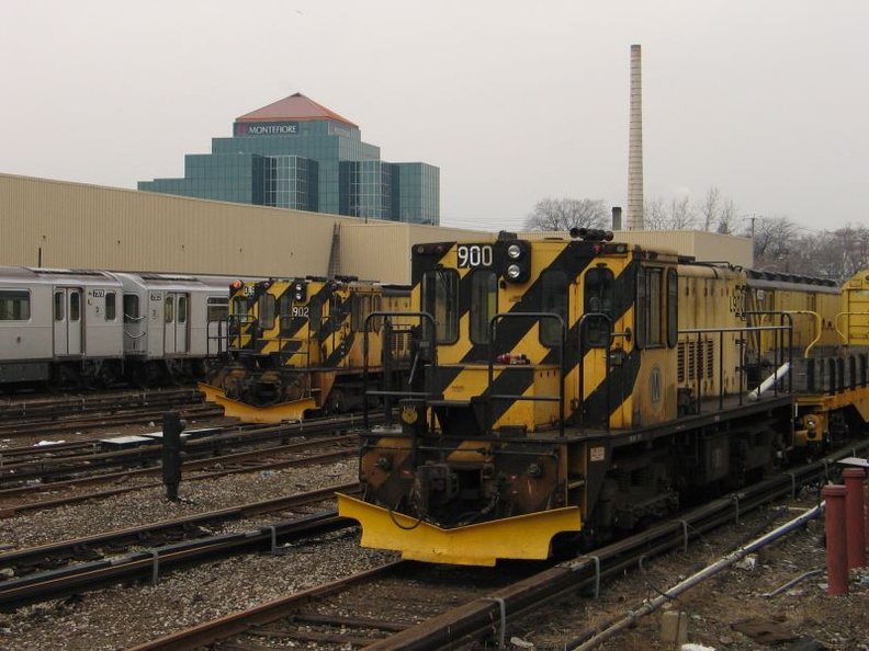 R-77 900 & 902 @ Westchester Yard. Photo taken by Brian Weinberg, 12/19/2004. IMG_2199.jpg