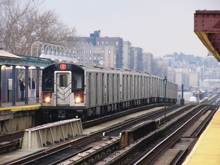 R-142A @ 170 St (4). Photo taken by Brian Weinberg, 12/19/2004.