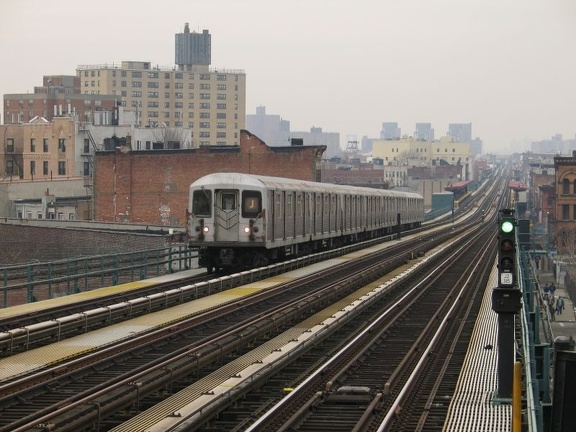 R-42 4582 @ Chauncey St (J). Photo taken by Brian Weinberg, 1/3/2005.