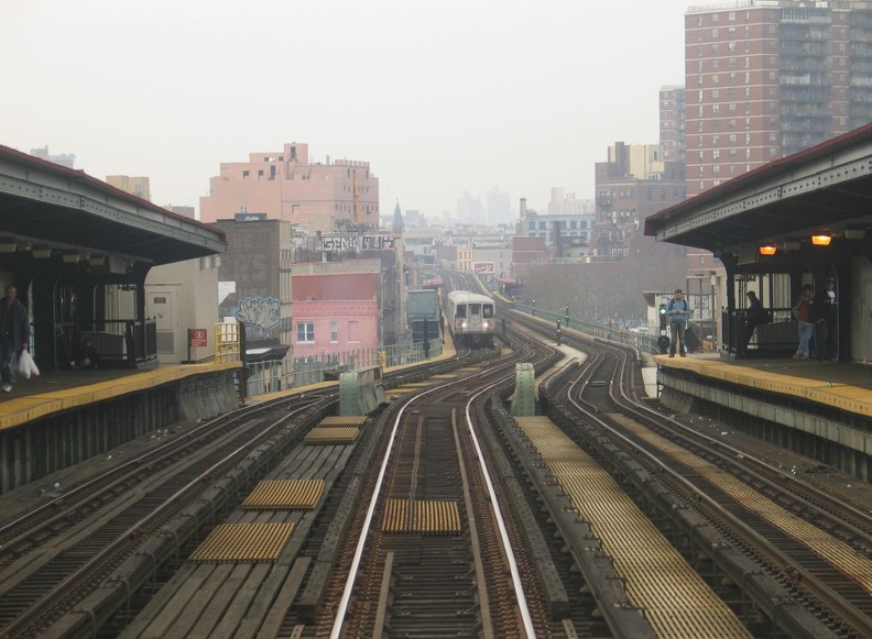 R-42 @ Flushing Av (M). Photo taken by Brian Weinberg, 1/3/2005. IMG_2395a_40.jpg