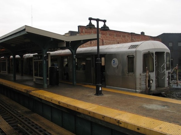 R-42 4880 @ Myrtle Av (J). Photo taken by Brian Weinberg, 1/3/2005.