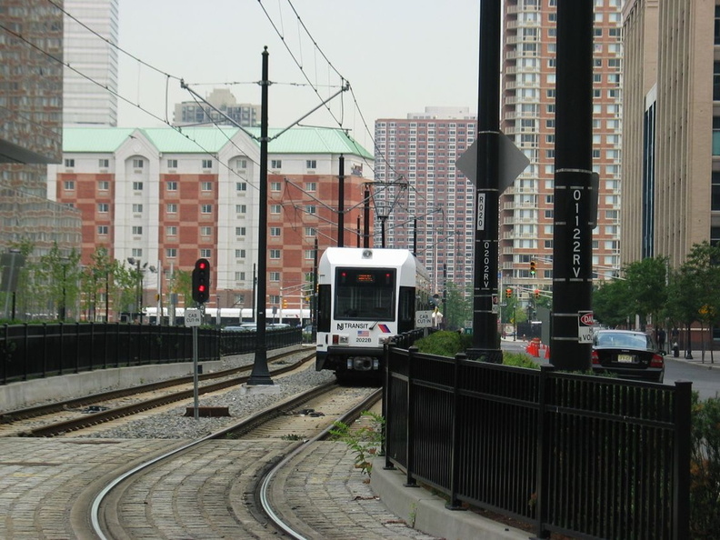 HBLR LRV 2022B @ south of Harborside Financial Center. Photo taken by Brian Weinberg, 07/30/2003.