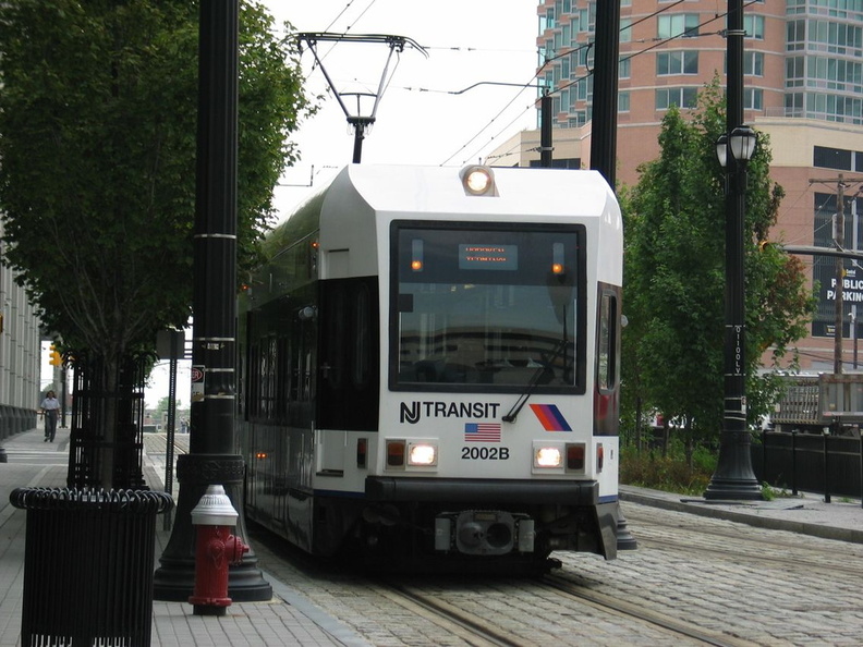 HBLR LRV 2002B @ nearing Exchange Place. Photo taken by Brian Weinberg, 07/30/2003.