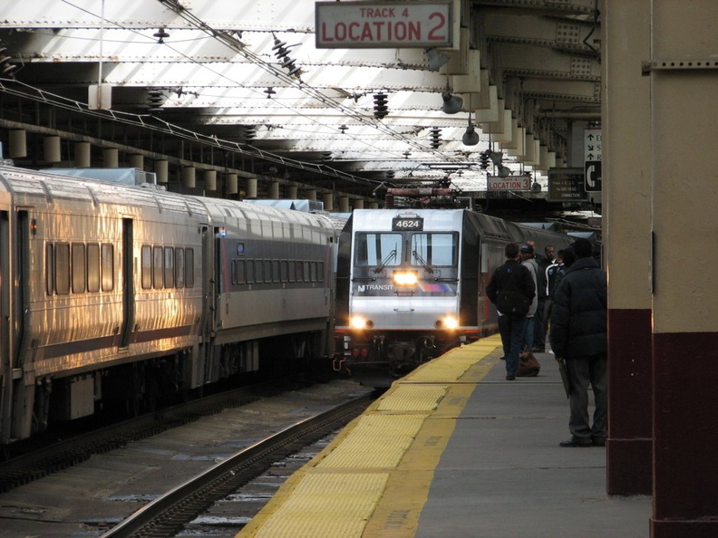 NJT ALP46 4624 @ Newark Penn Station. Photo taken by Brian Weinberg, 10/23/2005.