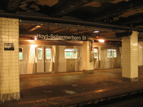 R-160B 871x @ Hoyt-Schermerhorn (at the abandoned / disused Queens-bound platform). Car was on display for the public evaluation