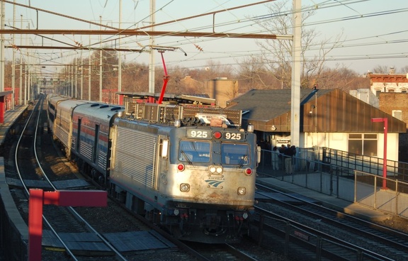 Amtrak AEM-7AC 925 @ Elizabeth, NJ. Photo taken by Brian Weinberg, 12/18/2005.
