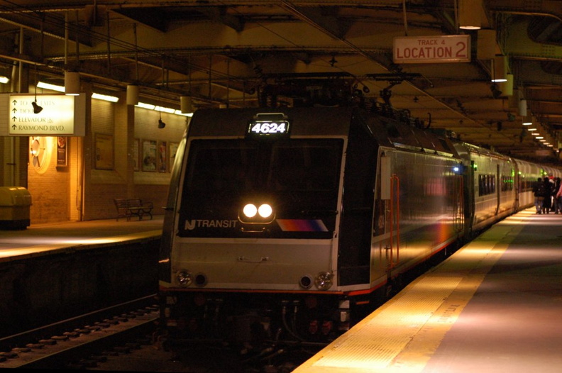 NJT ALP-46 4624 @ Newark Penn Station. Photo taken by Brian Weinberg, 12/18/2005. DSC_0641a.jpg