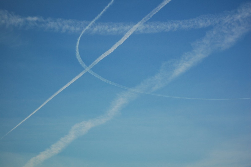 Airplane trails @ Riverdale (Hudson Line). Photo taken by Brian Weinberg, 1/12/2006.