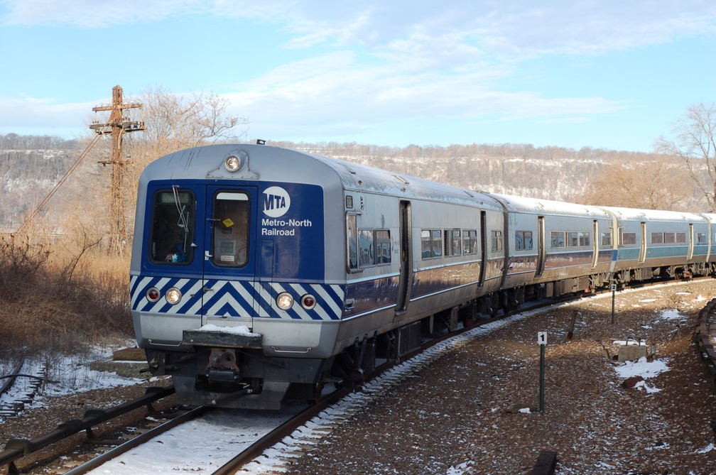 MNCR M-3a 8053 @ Spuyten Duyvil (Hudson Line). Photo taken by Brian Weinberg, 1/16/2006.