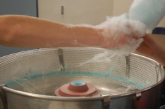 Making kosher cotton candy. Photo taken by Brian Weinberg, 1/21/2006.