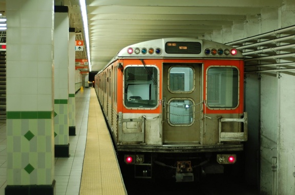 SEPTA Broad Street Subway B-IV 690 @ Walnut-Locust. Photo taken by Brian Weinberg, 2/5/2006.