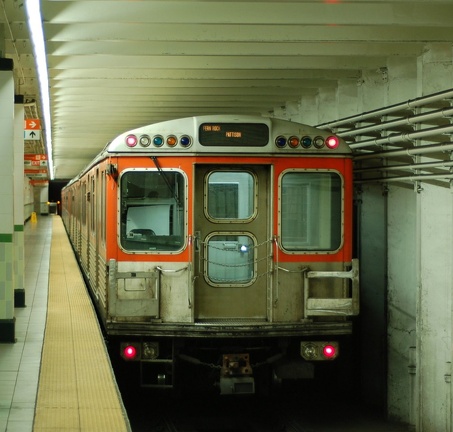 SEPTA Broad Street Subway B-IV 690 @ Walnut-Locust. Photo taken by Brian Weinberg, 2/5/2006.