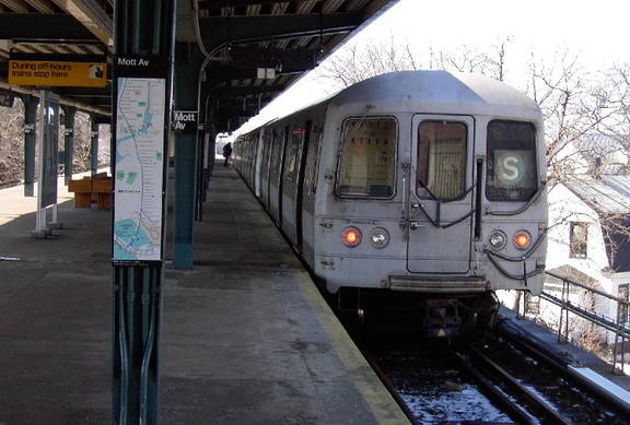 R-44 5434 @ Far Rockaway - Mott Av (A). Photo taken by Brian Weinberg, March 9, 2003.