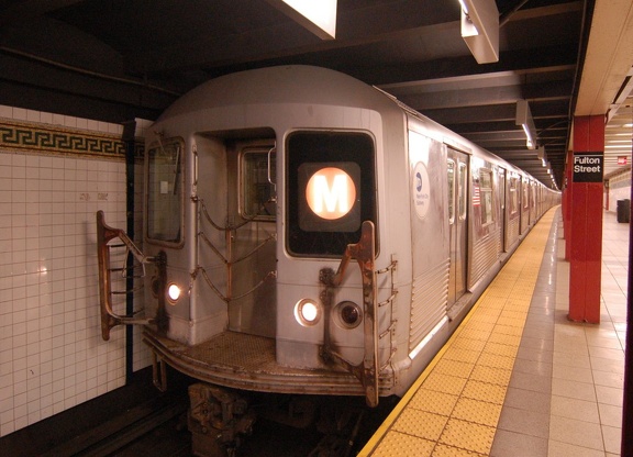 R-42 4884 @ Fulton Street (M) - front of the southbound platform, i.e. the upper level (looking north). Photo taken by Brian Wei