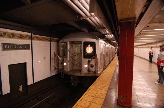 R-42 4782 @ Fulton Street (J) - front of the northbound platform, i.e. the lower level (looking south). Photo taken by Brian Wei