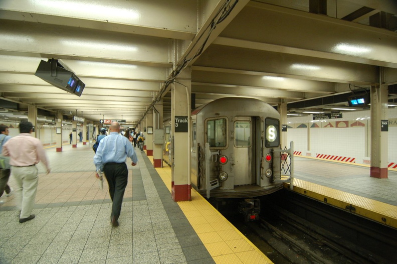 R-62A 1940 @ Grand Central (S). Photo taken by Brian Weinberg, 7/11/2006.