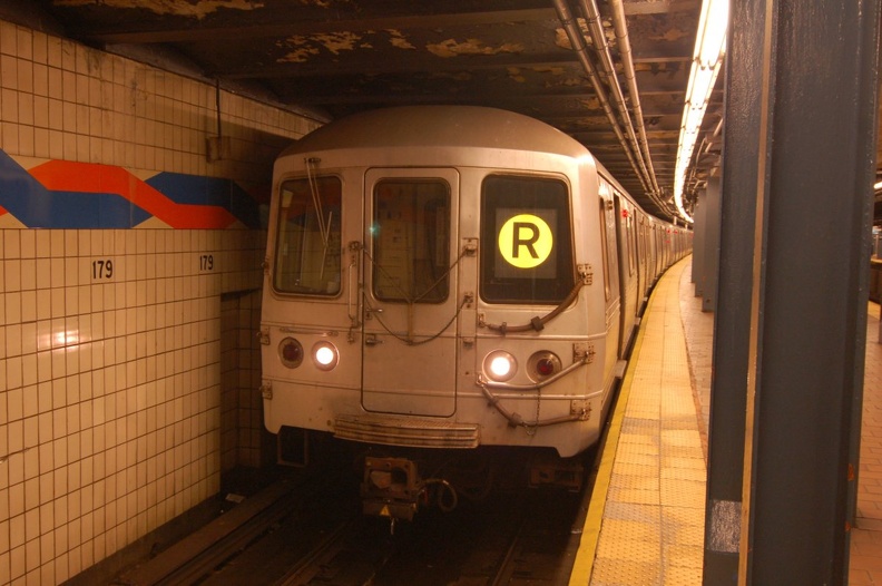 R-46 5886 @ Jamaica - 179 St (R). Note: The (R) was extended to 179 St due to track work. Photo taken by Brian Weinberg, 7/16/20