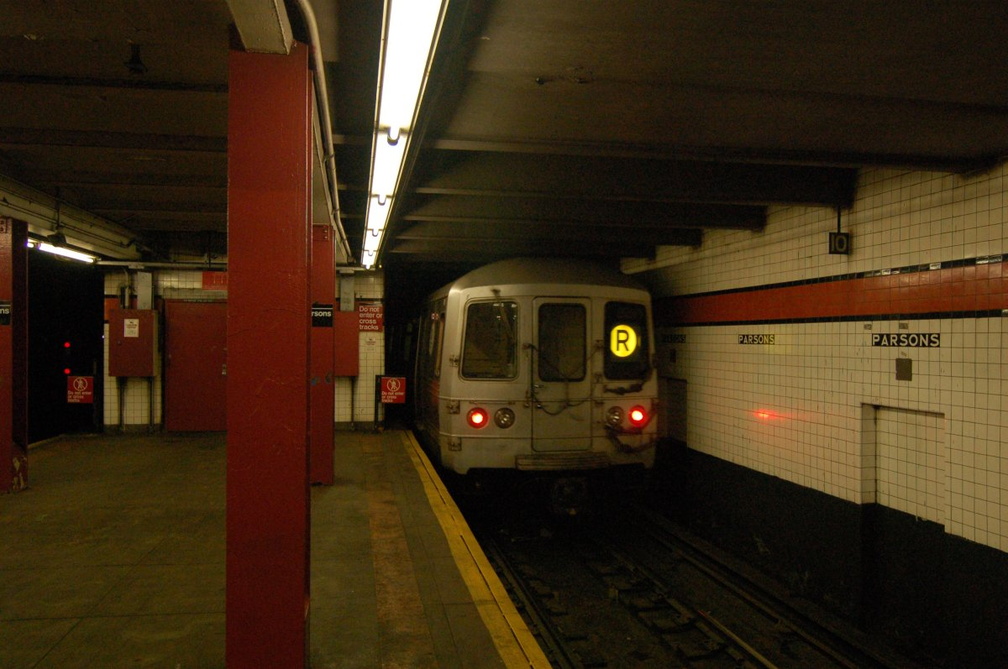 R-46 @ Parsons Blvd (R) - Manhattan-bound. Note: The (R) was extended to 179 St due to track work. Photo taken by Brian Weinberg