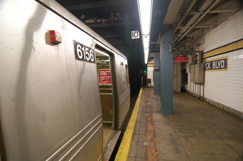 R-46 6156 @ Briarwood - Van Wyck Blvd (F) - Manhattan-bound. Photo taken by Brian Weinberg, 7/16/2006. DSC_4583.jpg