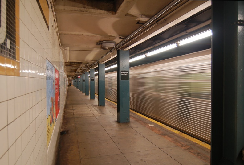 R-32 @ Briarwood - Van Wyck Blvd (E) - Manhattan-bound. Photo taken by Brian Weinberg, 7/16/2006. DSC_4594a.jpg