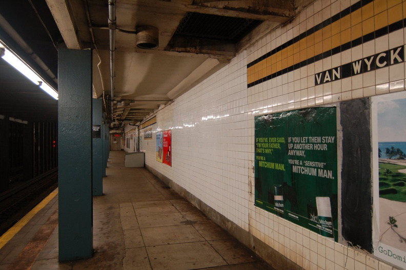 Briarwood - Van Wyck Blvd (E/F) - evidence of a removed staircase up to the mezzanine - Manhattan-bound platform. Photo taken by