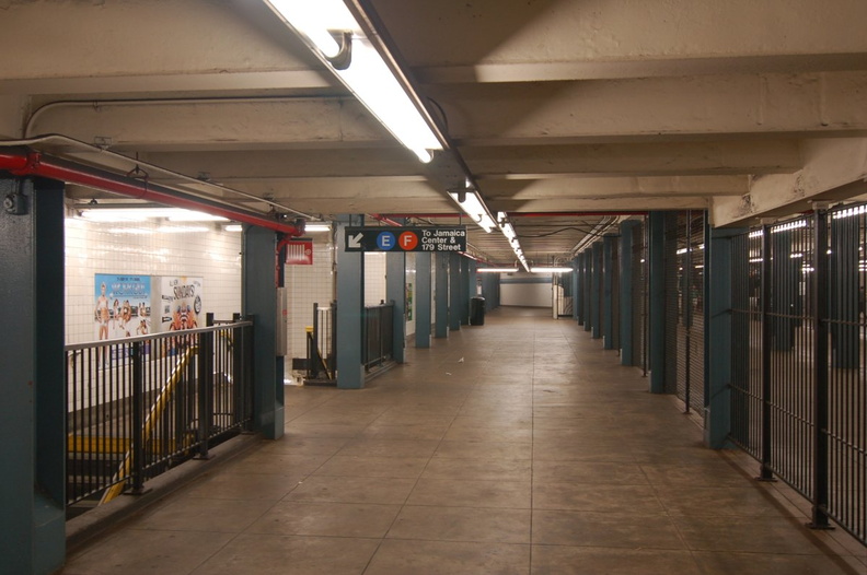 Briarwood - Van Wyck Blvd (E/F) - mezzanine. Photo taken by Brian Weinberg, 7/16/2006. DSC_4607.jpg