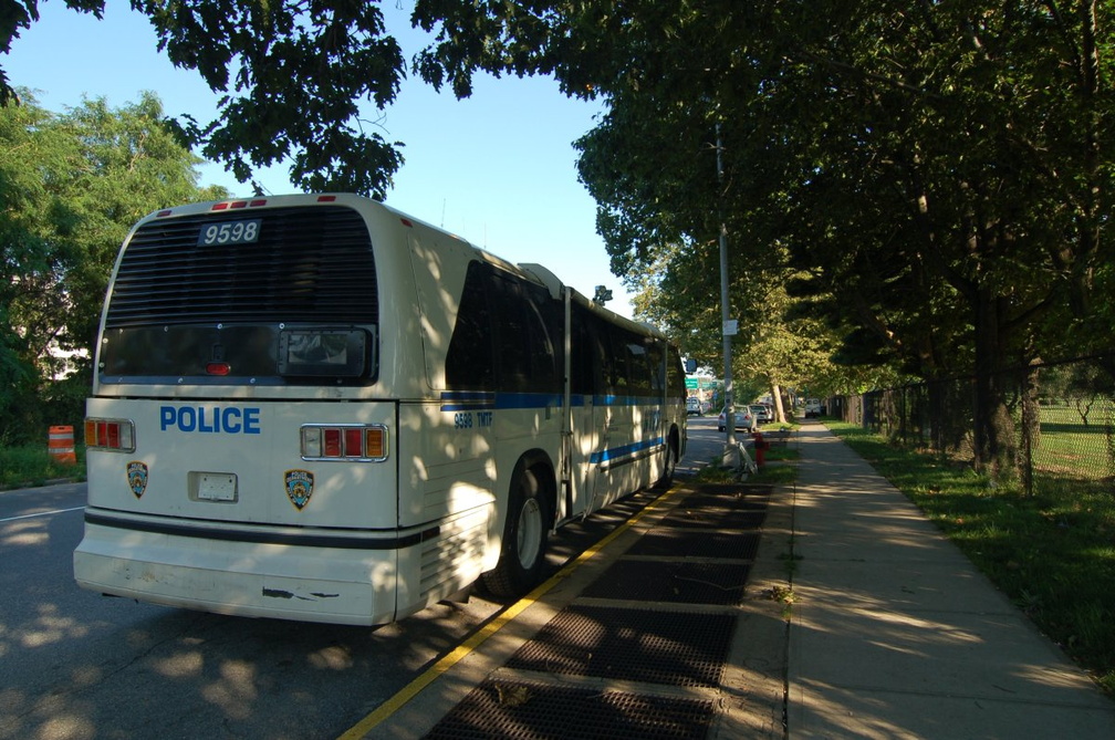 NYPD Bus 9598 @ Briarwood - Van Wyck Blvd (E/F). Photo taken by Brian Weinberg, 7/16/2006.