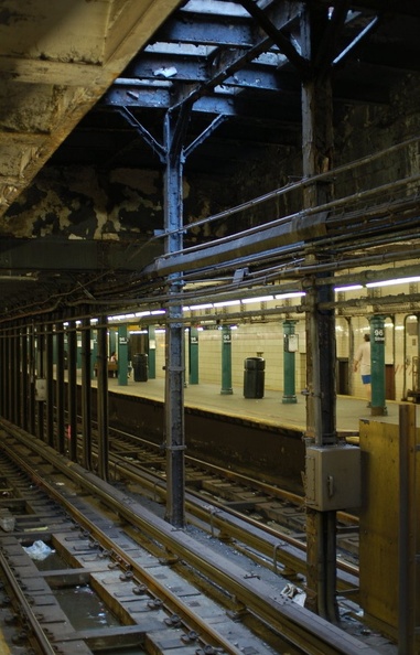 96 Street (1/2/3) - natural light illuminating the express tracks. Photo taken by Brian Weinberg, 7/23/2006. DSC_5148a.jpg