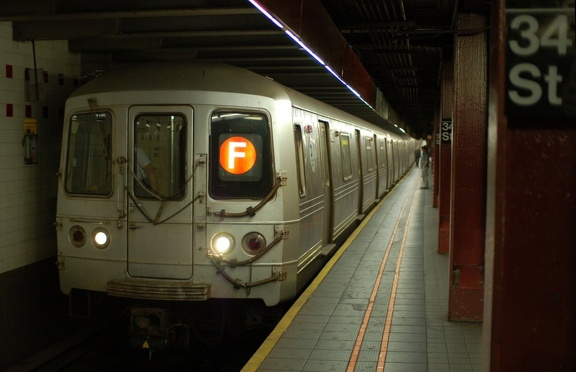 R-46 6072 @ 34 St - Herald Sq (F). Photo taken by Brian Weinberg, 7/26/2006.