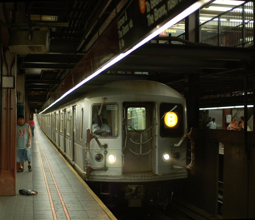 R-40M 4462 @ 34 St - Herald Sq (B). Photo taken by Brian Weinberg, 7/26/2006.