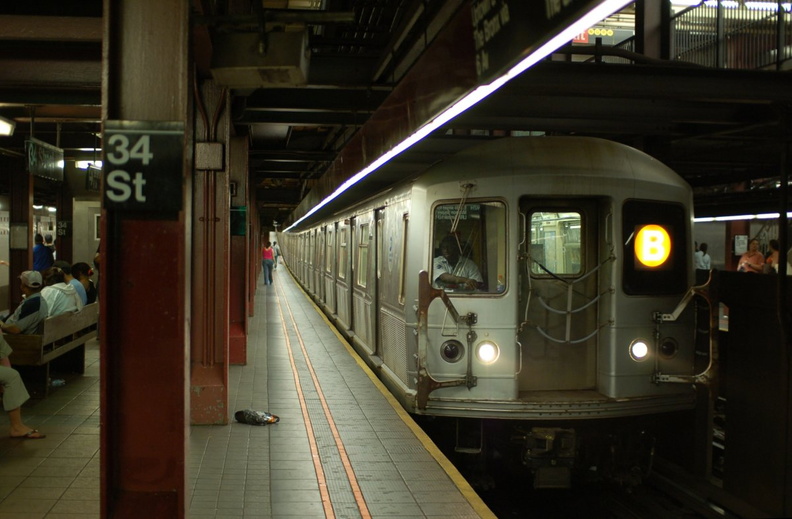 R-40M 4462 @ 34 St - Herald Sq (B). Photo taken by Brian Weinberg, 7/26/2006. DSC_5318a.jpg