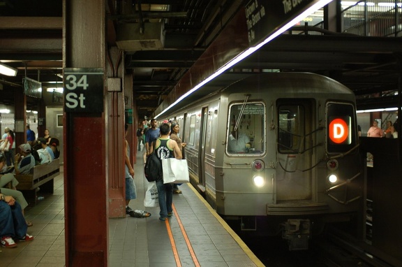 R-68 2524 @ 34 St - Herald Sq (D). Photo taken by Brian Weinberg, 7/26/2006.