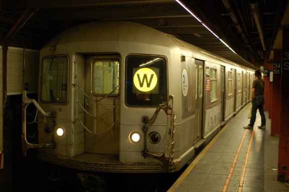 R-40M 4482 @ 34 St - Herald Sq (W) - uptown platform. Photo taken by Brian Weinberg, 7/26/2006.