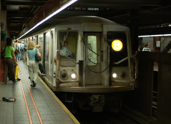 R-40 4423 @ 34 St - Herald Sq (B). Photo taken by Brian Weinberg, 7/26/2006.