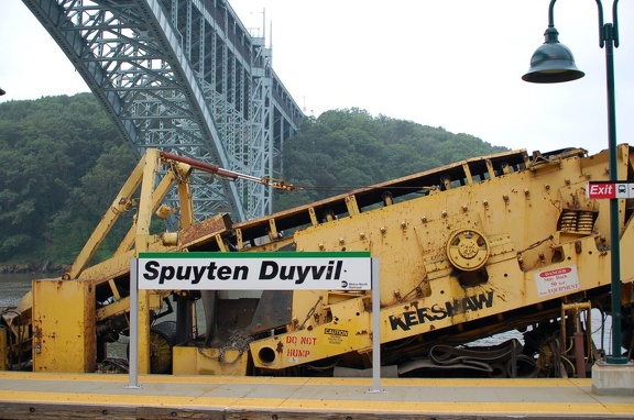 Metro-North Commuter Railroad Kershaw Undercutter (ballast cleaning) and Loram RAILVAC EXCAVATOR @ Spuyten Duyvil.