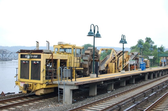 Metro-North Commuter Railroad Kershaw Undercutter (ballast cleaning) and Loram RAILVAC EXCAVATOR @ Spuyten Duyvil.