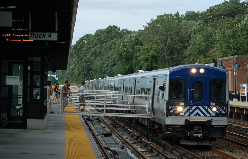Metro-North Commuter Railroad (MNCR) M-7A 4146 @ Riverdale (Hudson Line). Photo taken by Brian Weinberg, 9/3/2006. DSC_7397a.jpg